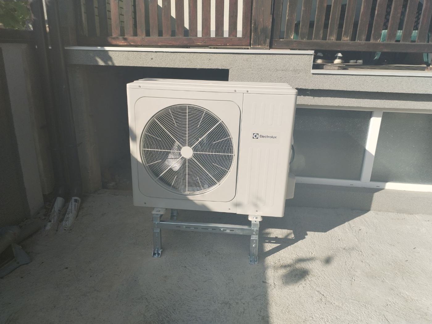 Electrolux spoljna jedinica na nosaču